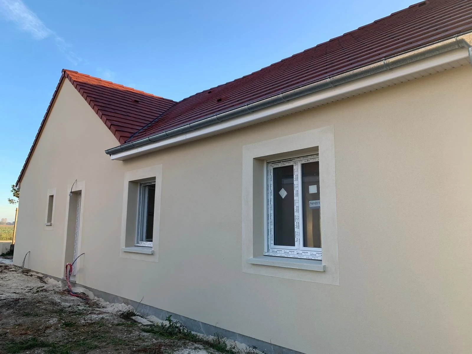 Façade enduite et menuiseries posées sur une maison neuve MAISON CMI
