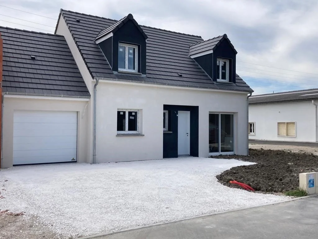 Maison à étage avec lucarnes livrée par MAISON CMI dans le Loiret