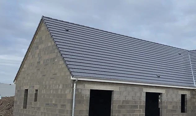 Maison en L hors d’eau, toiture en tuiles posée, chantier MAISON CMI dans le Loiret