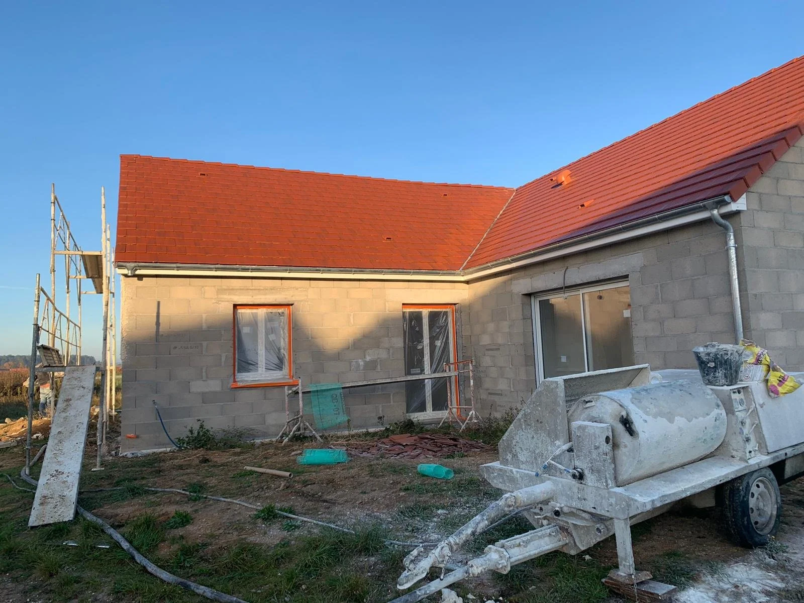 Maison MAISON CMI hors d’air, menuiseries posées, avant l’enduit
