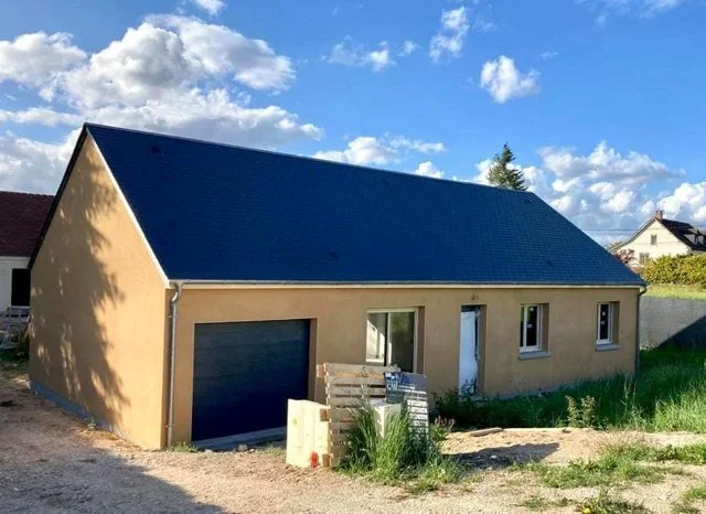 Maison de plain-pied enduit ocre et toiture ardoise livrée par MAISON CMI