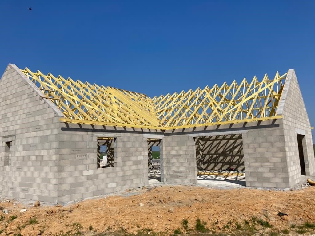 Pose de la charpente en fermettes sur une maison en L, chantier MAISON CMI